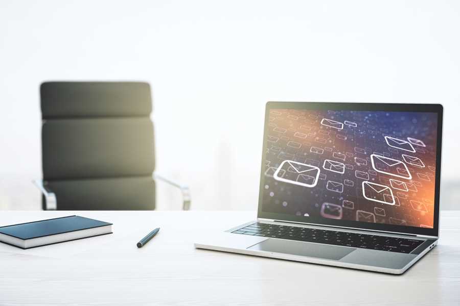 Laptop mit mehreren E-Mail-Symbolen auf dem Bildschirm.